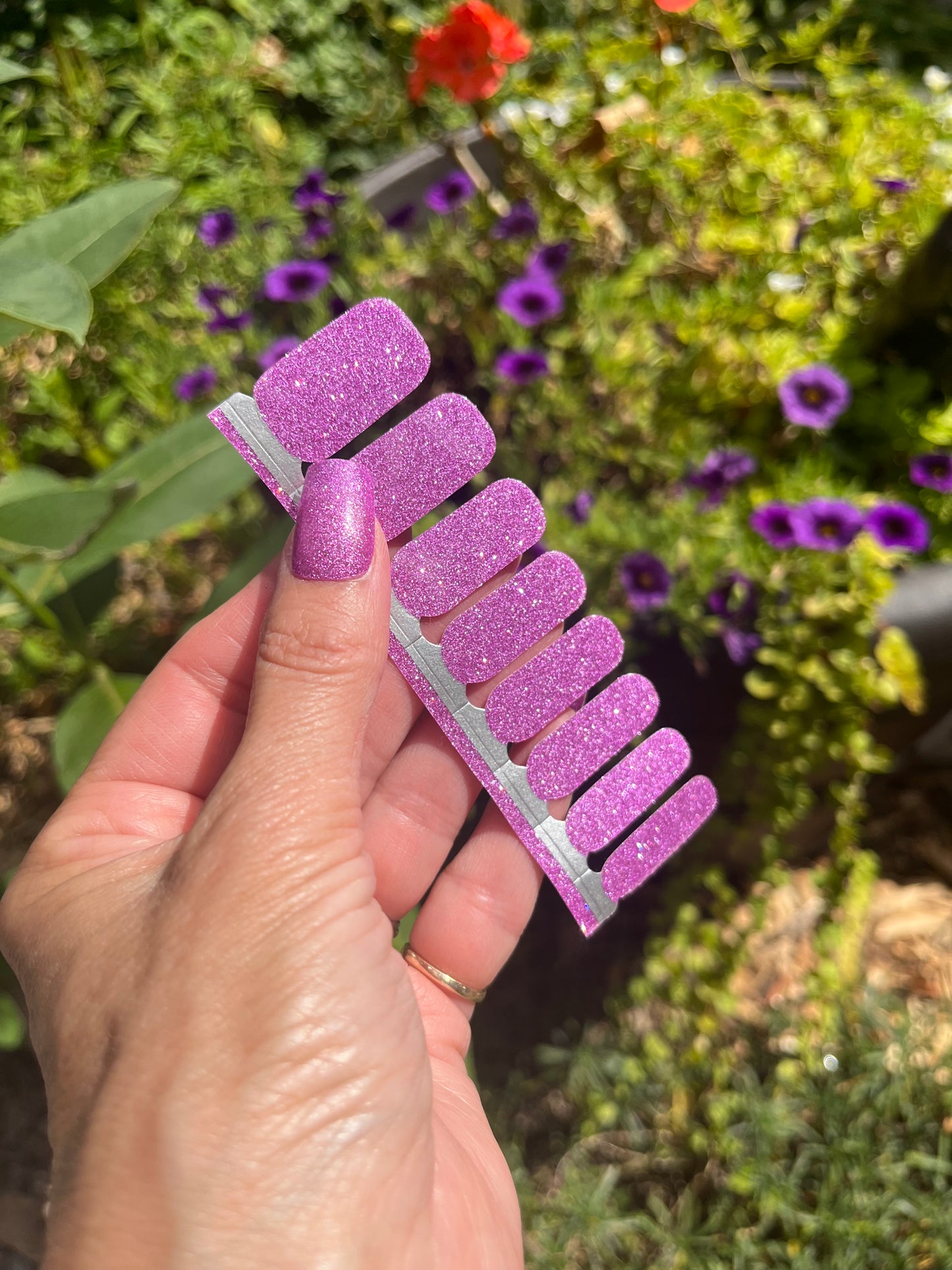 Dazzling Dahlias – Pink Glitter Nail Wraps | Peachy Peach Nails